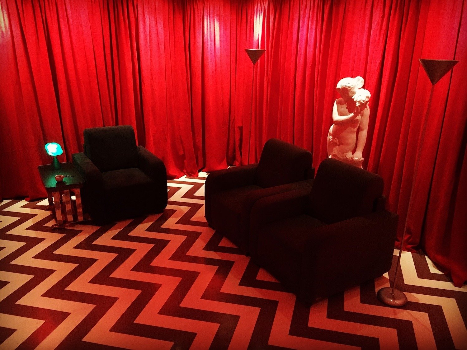 Black Lodge Cafe Speakeasy - Vilnius café in mysterious basement