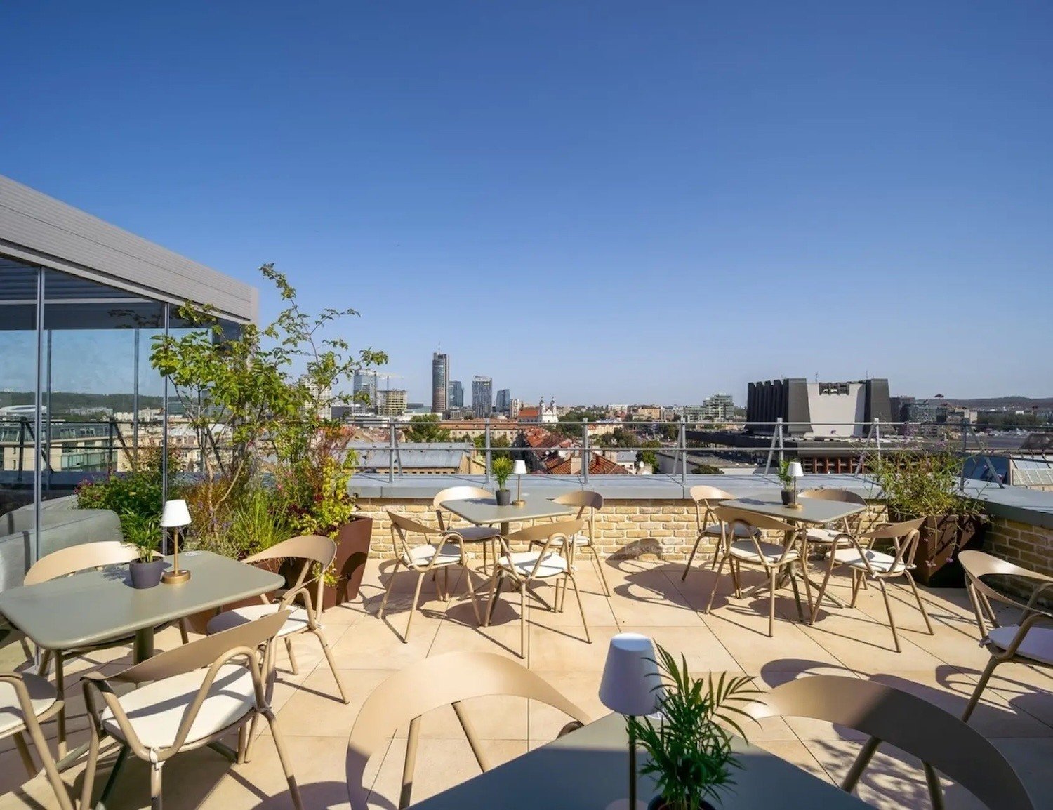 Neringa Rooftop Bar - baras istoriniame viesbutyje Vilnius 